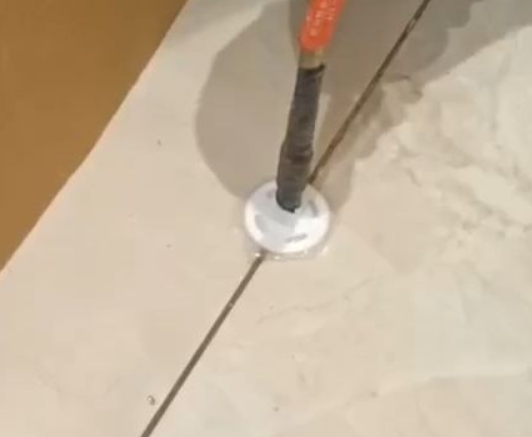 五寨瓷砖空鼓维修公司专业解答瓷砖在铺贴过程中，如果没有涂抹均匀到位的粘结材料（如水泥砂浆或瓷砖胶），可能会导致以下问题